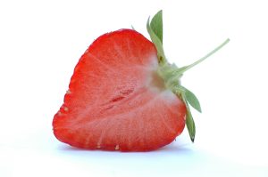 आधा स्ट्रॉबेरी दृश्य (Half cut strawberry view)