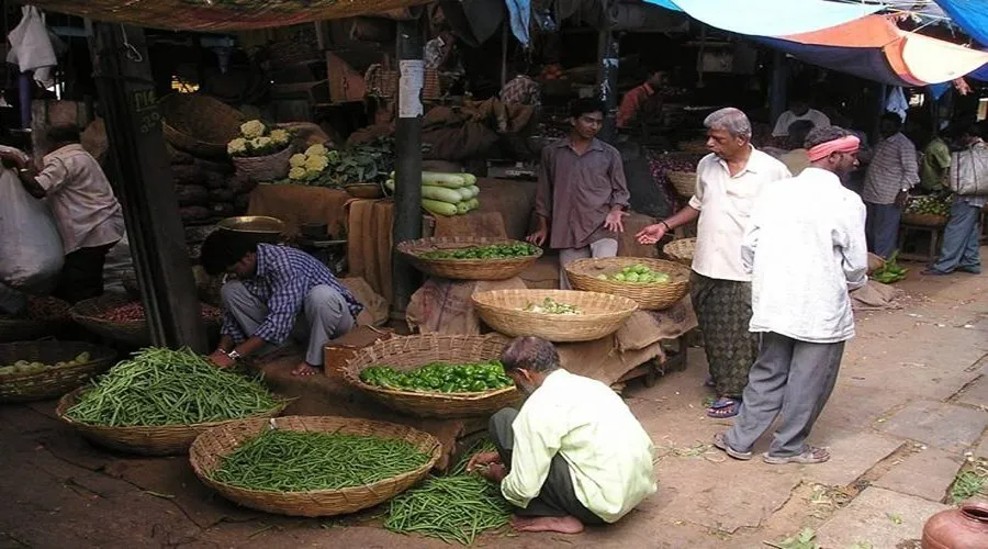 बाजार पर सरकारों का ज्यादा नियंत्रण नहीं